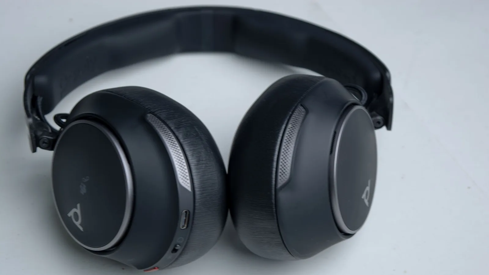 مراجعة سماعة Voyager Surround 80 UC Wireless