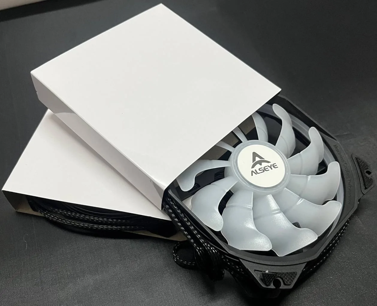 الصندوق الثاني: يحتوي على مقابس تركيب على منصتي INTEL و AMD مع أنبوبة معجون من نوع M9 Plus مع الكتالوج المساعد لعملية التركيب. الصندوق الثالث: يحتوي على المراوح الخاصة بالمبرد.