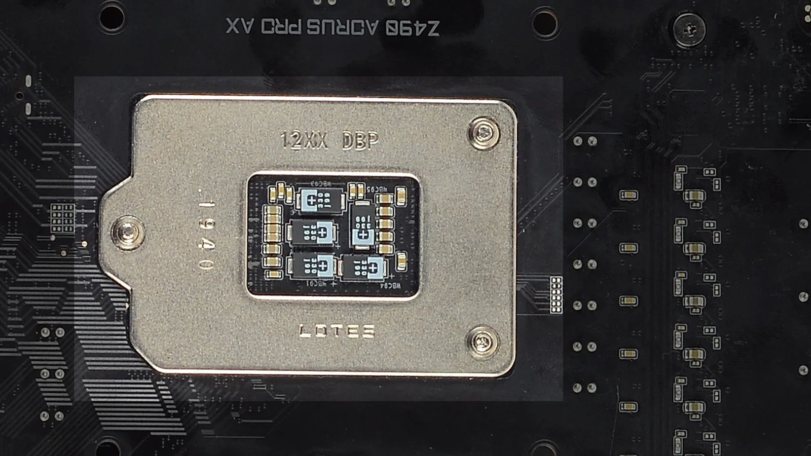 ظهر اللوحة Tantalum Polymer مع ظهر مقبس LGA 1200.