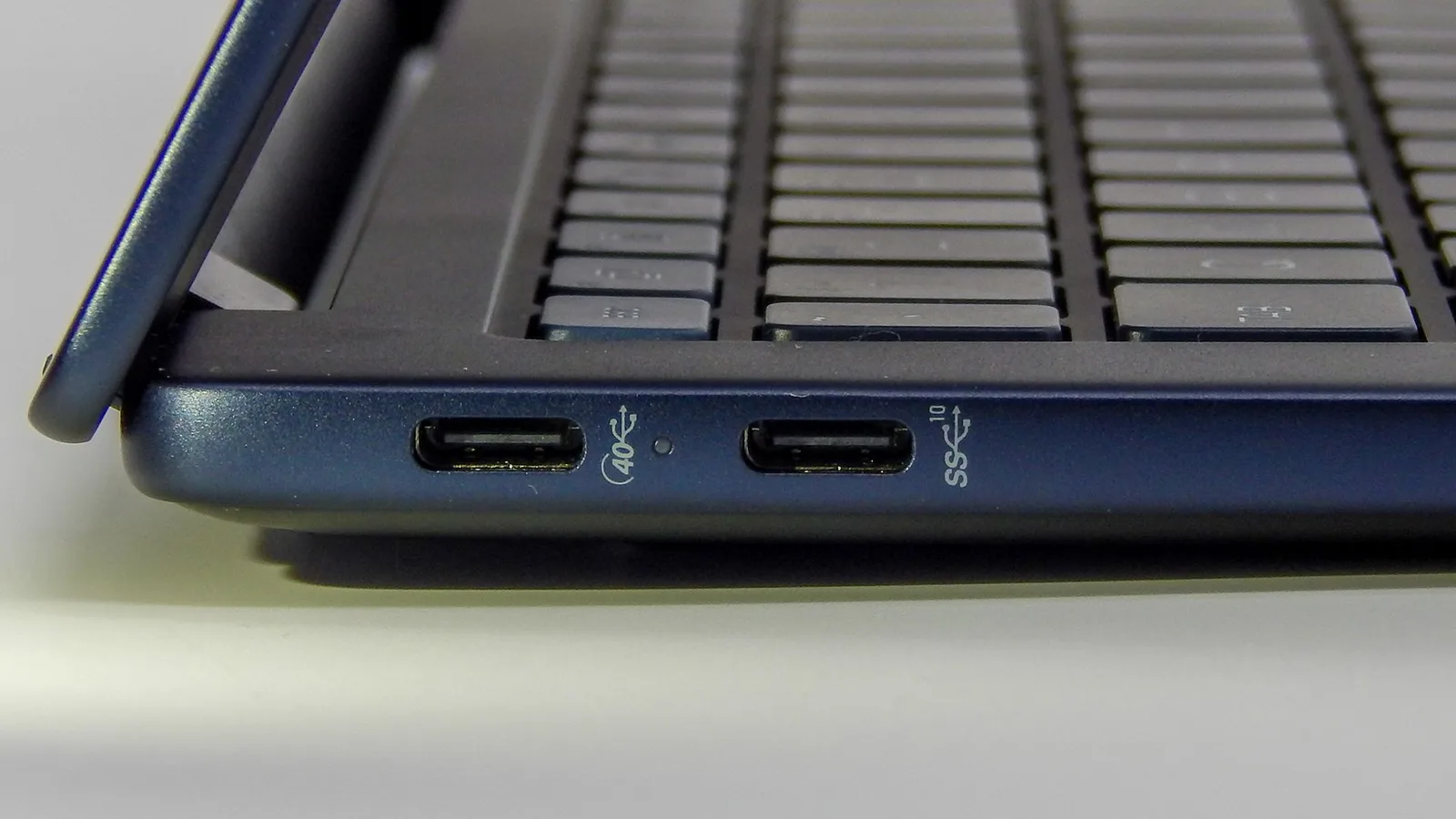 منافذ Type-C لـ الشحن ونقل البيانات (1).