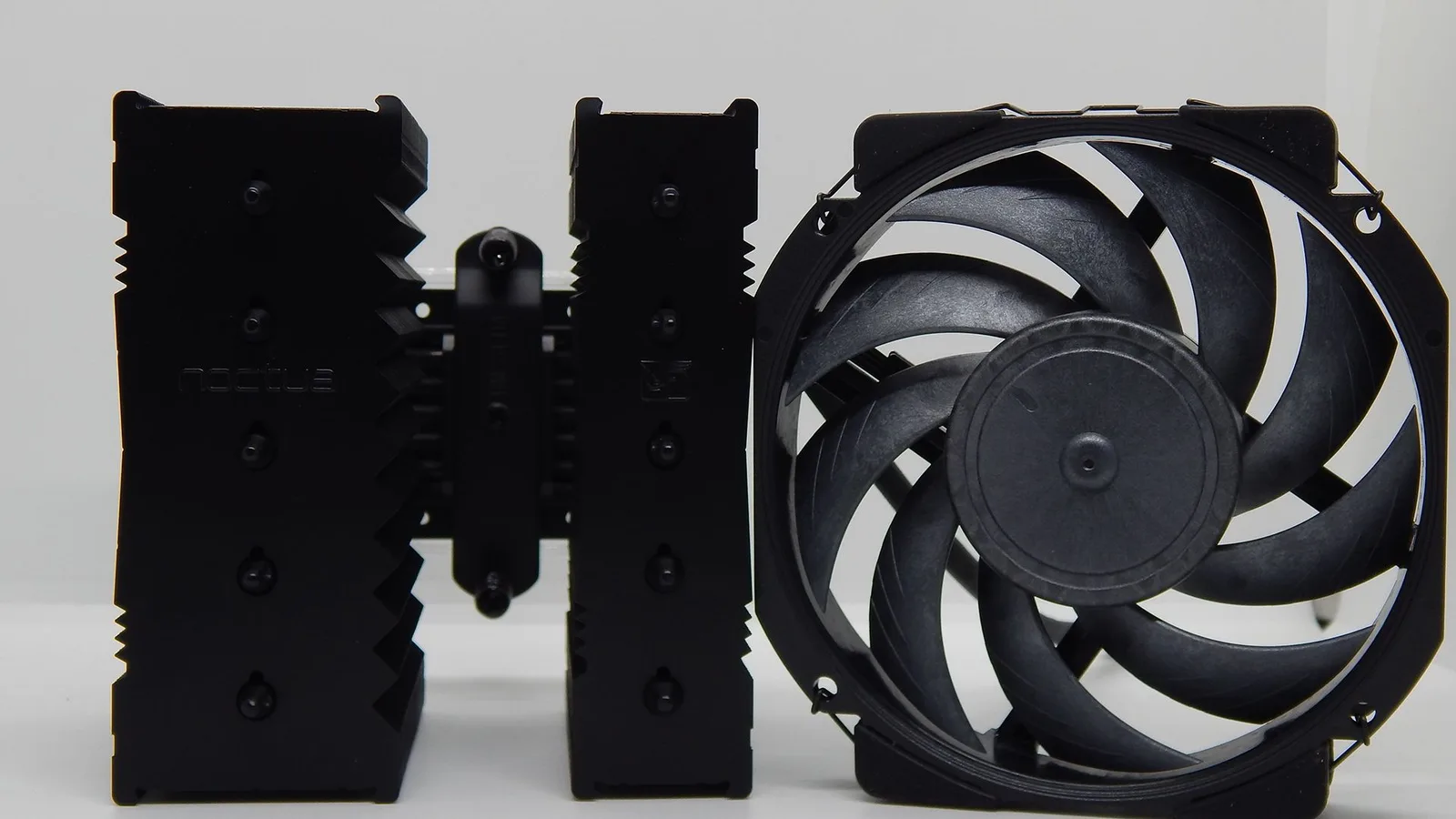 مبرد Noctua NH-D12L Chromax Black.