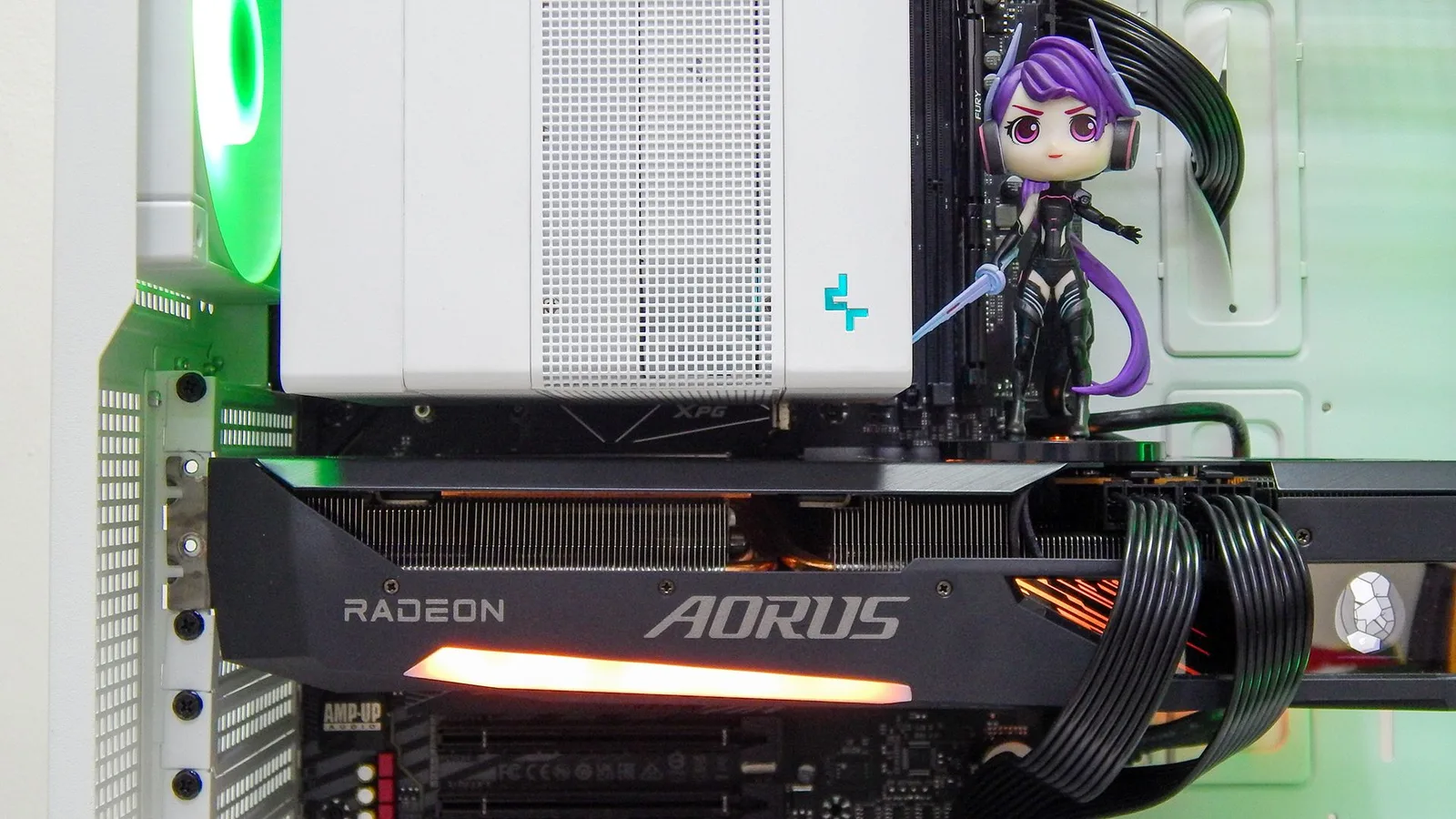 منصة الأختبار لـ وحدة تخزين GAMMIX S70 BLADE PCIe 4.0 NVMe M.2