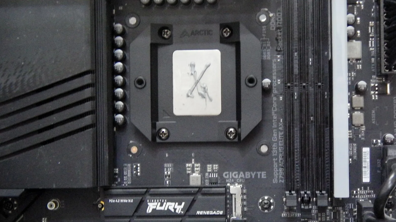 مقبس LGA1700 الخاص باللوحة الأم بعد التركيب و تطبيق المعجون الحراري