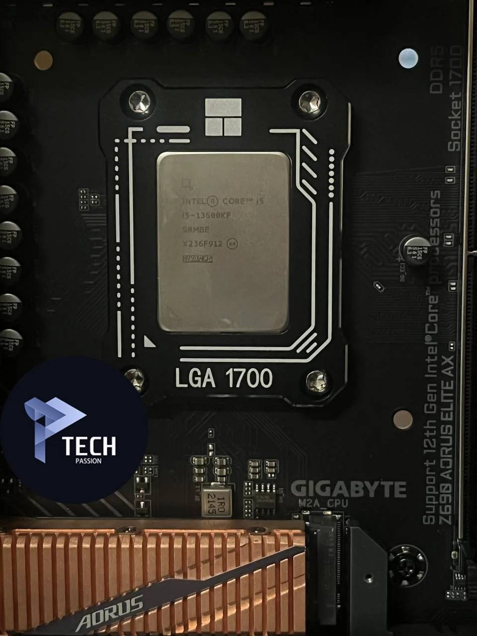 الصورة توضح شكل إطار ThermalRight الداعم لمقبس LGA 1700 بعد التركيب عن قرب