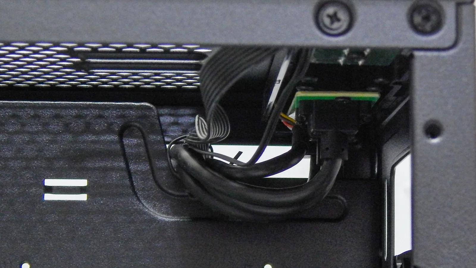 لوحة التحكم الخاصة بـ كابلات USB و السماعة والميكروفون و إضاءات ARGB الخاصة بـ الواجهة الأمامية