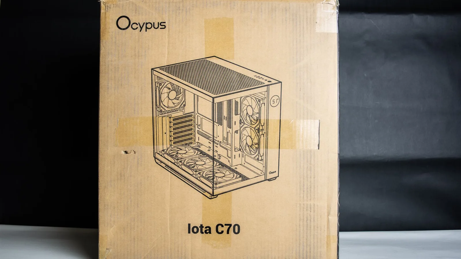 بينما الجانب الأيمن يحتوي فقط على اسم صندوق الحاسب IOTA C70.