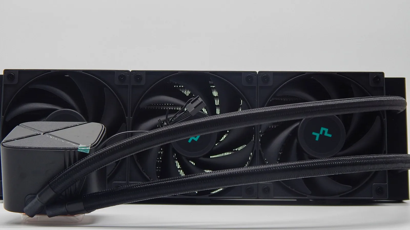مبرد DeepCool LS720S ZERO DARK.