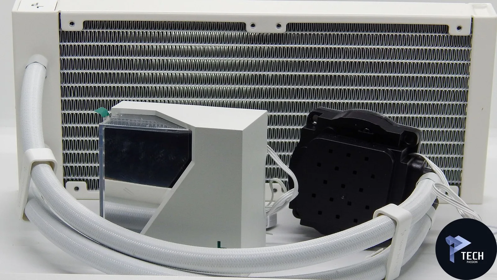 المضخة مع الشكل المميز لـ DeepCool المسئول عن الألوان