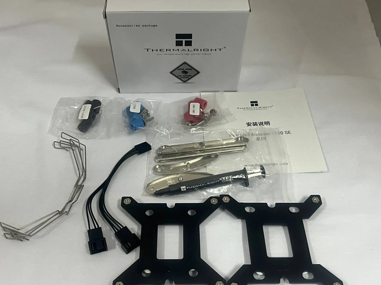 الملحقات الموجودة مع مبرد Peerless Assassin 120SE