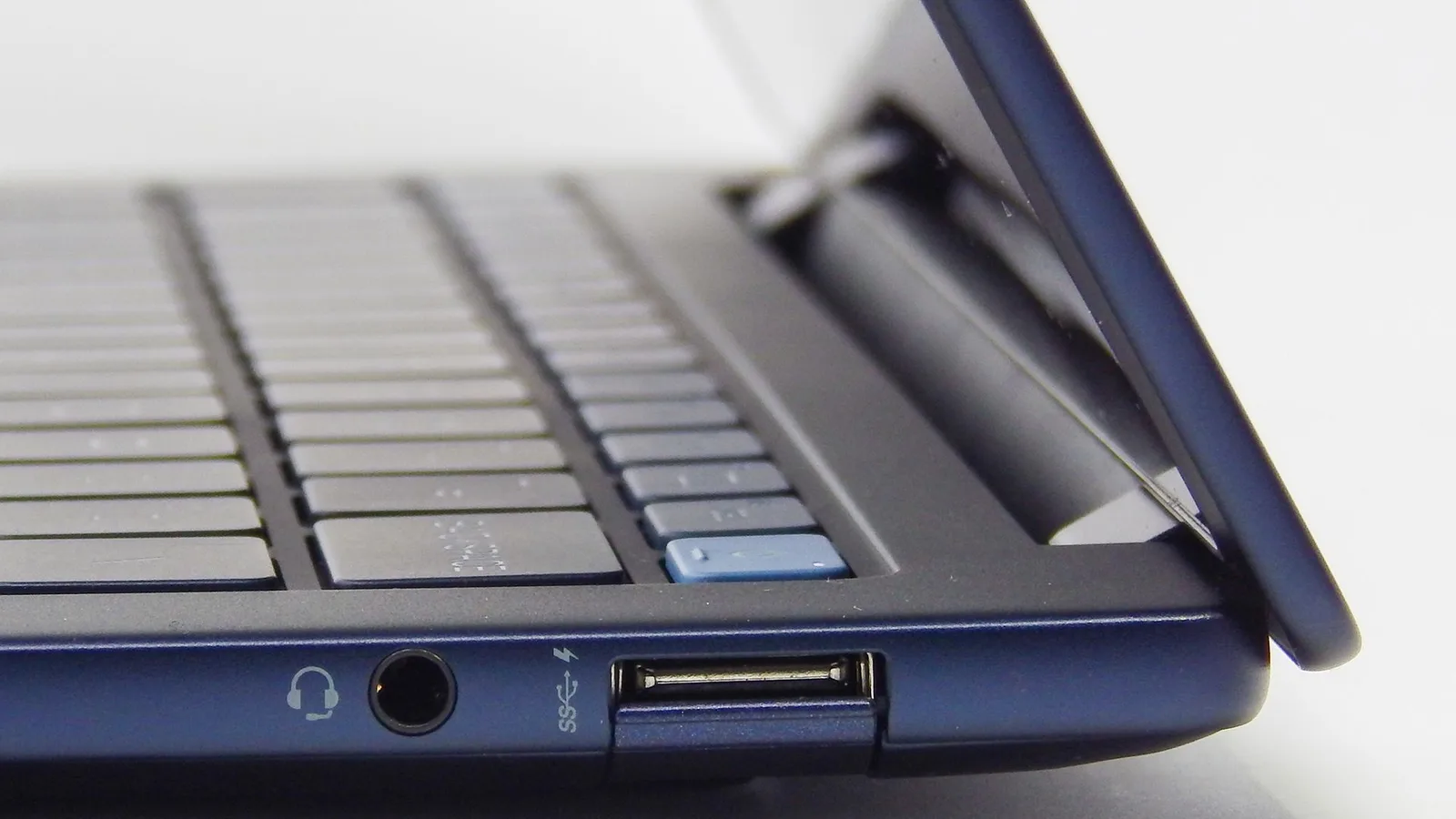 منفذ USB-Type A و الميكروفون (1).