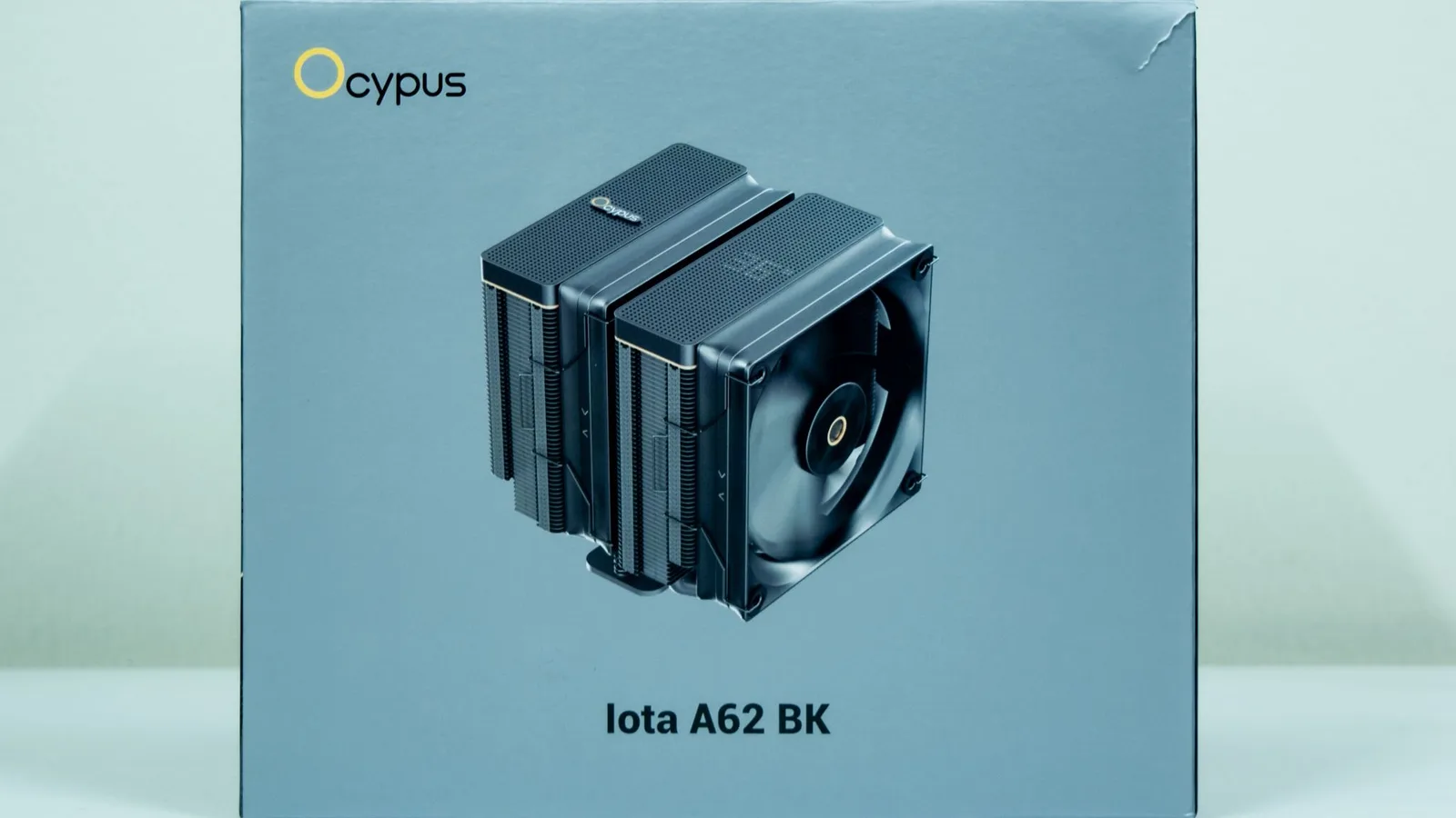 بينما الجانب الأيمن يحتوي فقط على اسم المبرد Iota A62 BK.