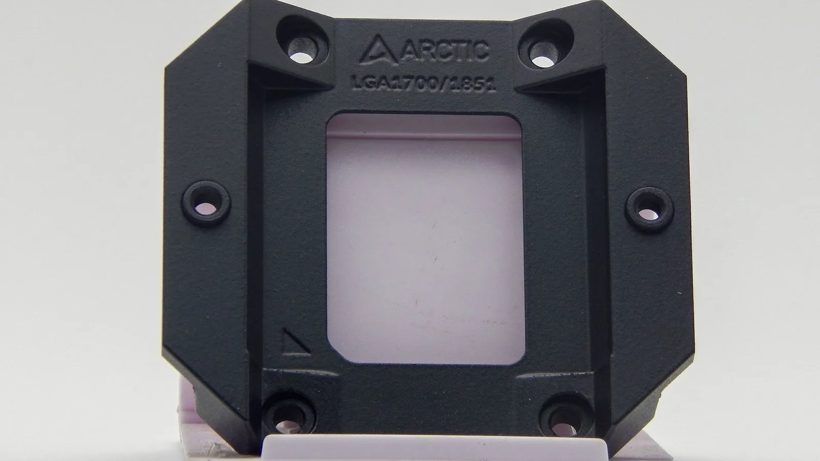 المقبس الخاص بـ ARCTIC الداعم لـ معالجات LGA 1700 و LGA 1851.