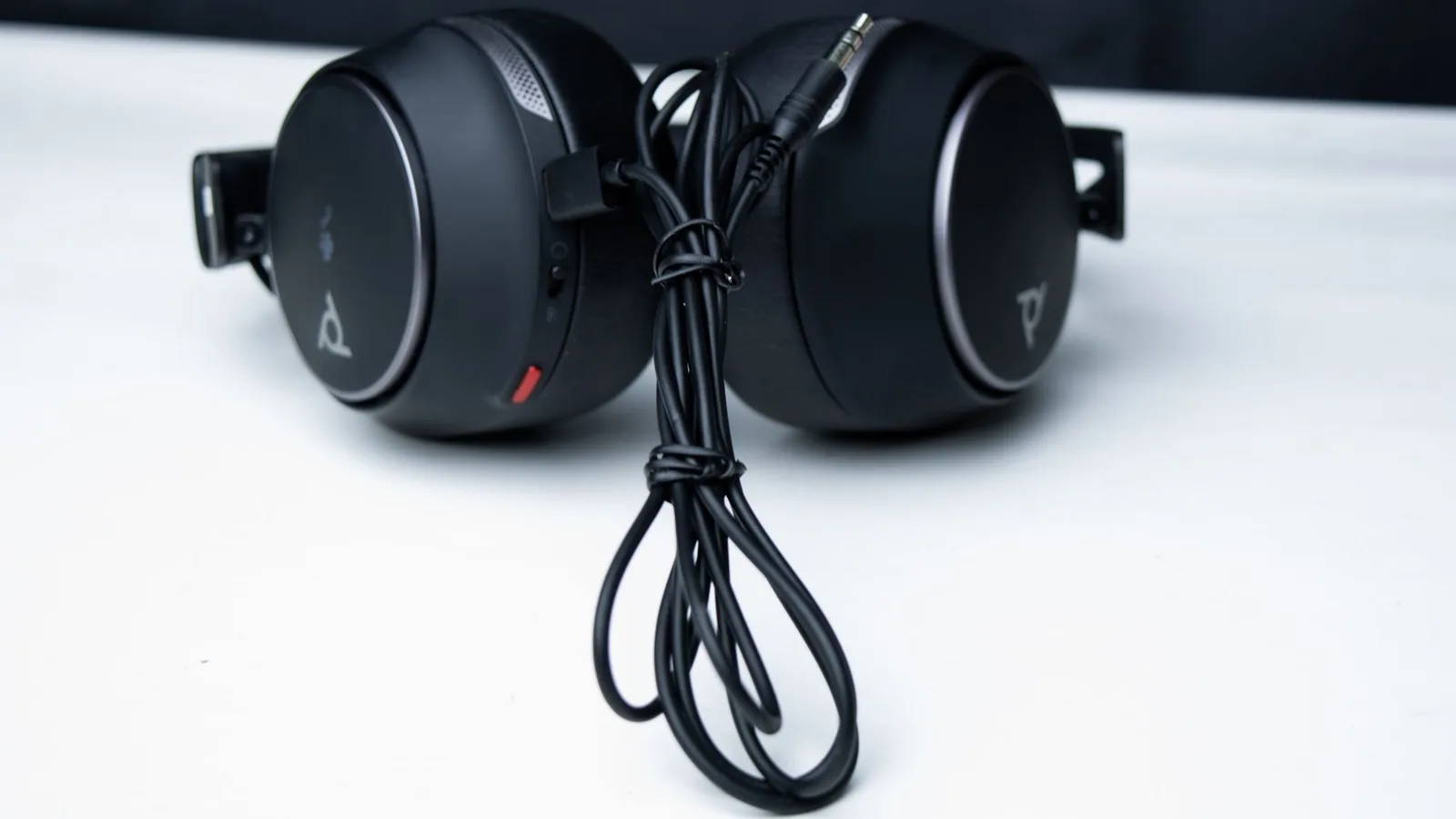 مراجعة سماعة Voyager Surround 80 UC Wireless