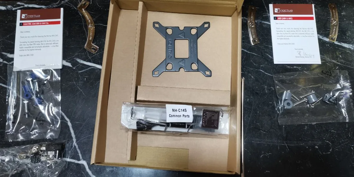 ما بداخل علبة ملحقات مبرد Noctua NH-C14S
