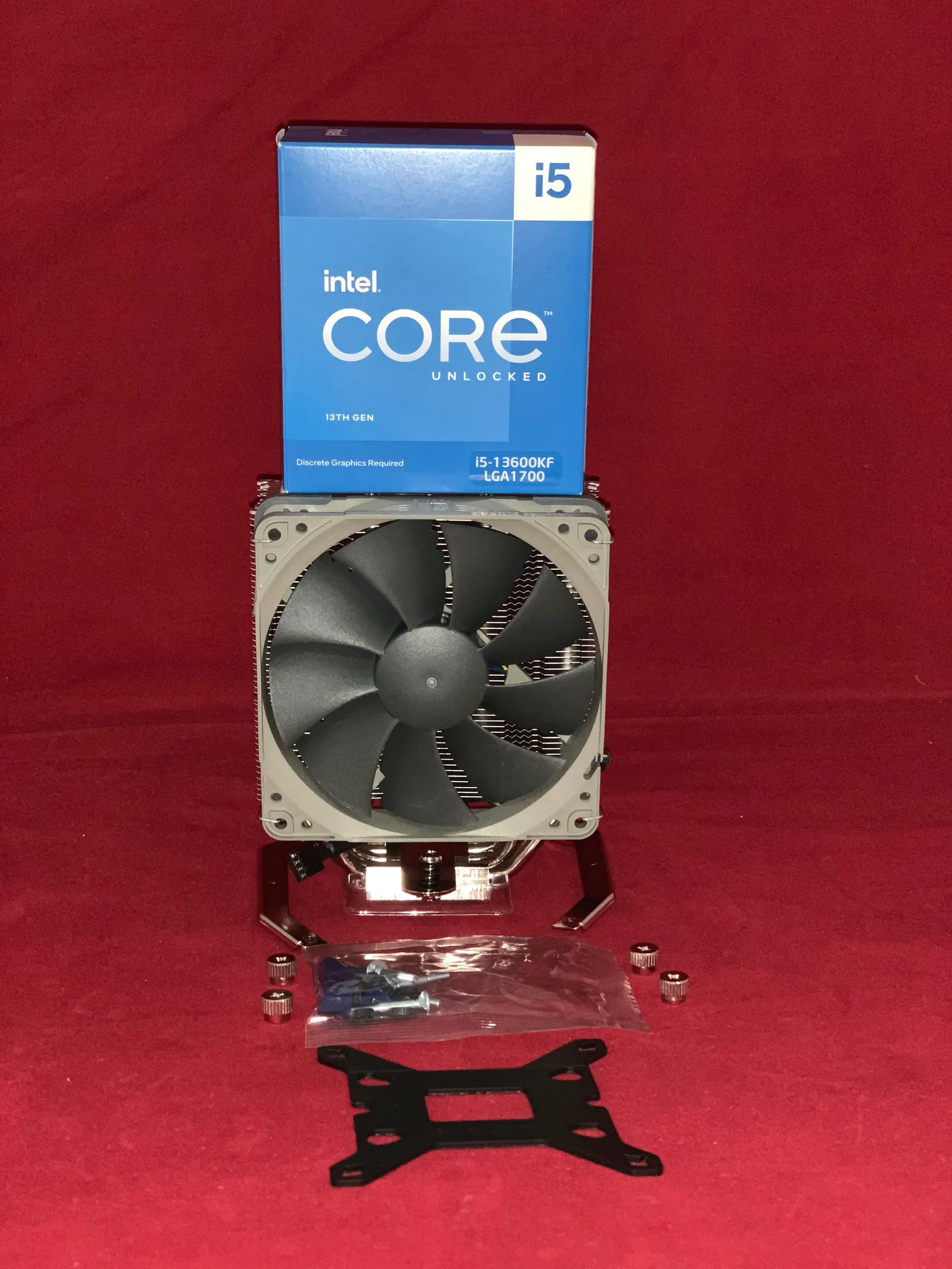 شكل المبرد مع المقبس المستخدم أثناء المراجعة LGA1700 مع معالج Core I5-13600KF